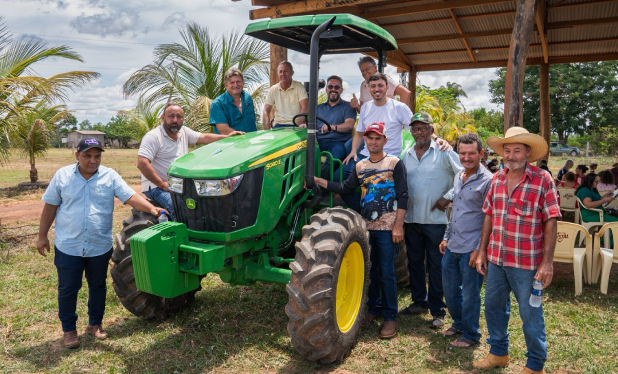 Produtores de leite de Acrelândia recebem trator garantido pelo senador Alan Rick